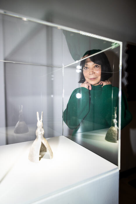 leiko_ikemura_mit_usagi_silber_foto_von_clemens_porikys.jpg