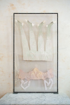 emmelie_lempert_ohne_titel_floating_2025_180_x_100_cm_foto_emmelie_lempert.jpg