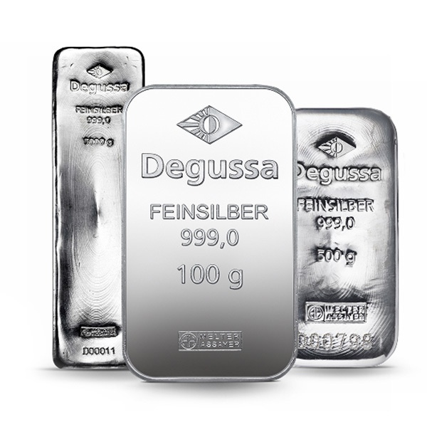 Silberbarren mit Degussa-Prägung in unterschiedlichen Größen, gestapelt vor weißem Hintergrund