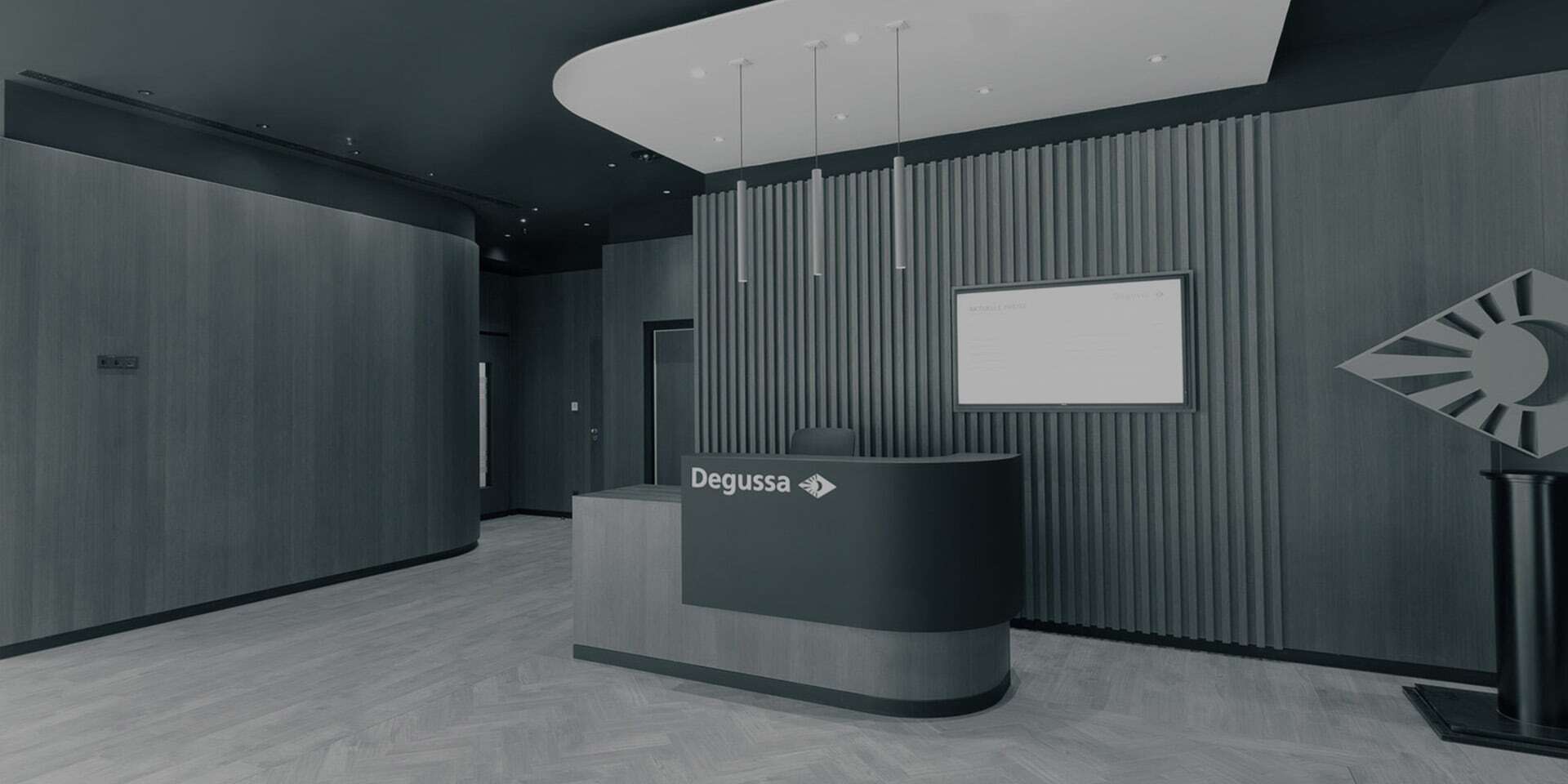 Empfangsbereich einer Degussa-Niederlassung mit modernem Design und Degussa-Logo an der Rezeption