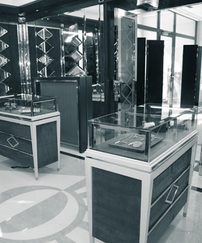 Edler Ausstellungsraum mit dunklem Holz und sanftem Licht in der Genfer Niederlassung von Degussa