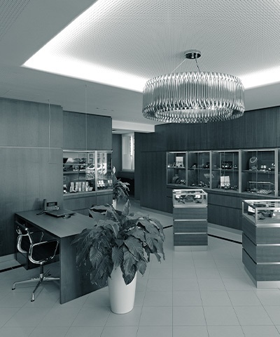 Beratungsraum mit Ausstellungsregalen und Kronleuchter an der hohen Decke