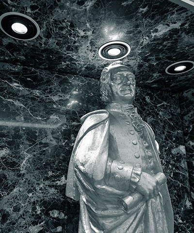 Nahaufnahme einer goldenen Statue, die von mehreren Spots angeleuchtet wird