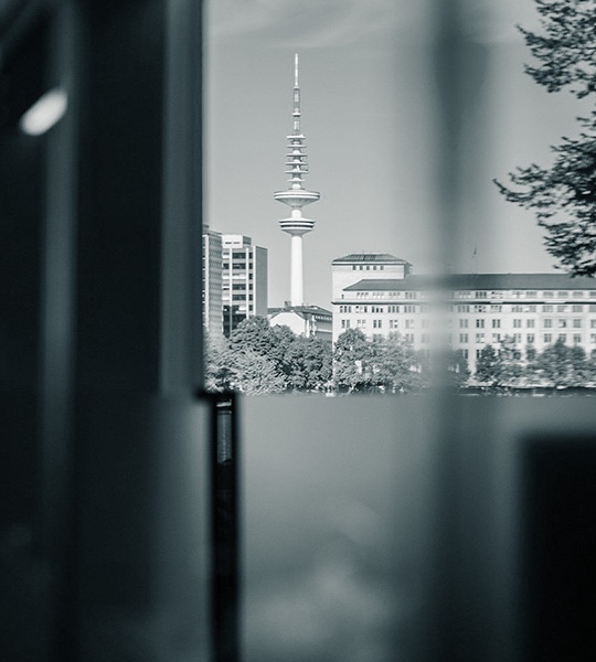 Sicht aus einem Fenster der Niederlassung mit direktem Blick auf den Hamburger Fernsehturm