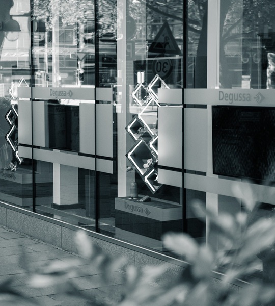 Ansicht der Schaufensterauslage einer Degussa-Filiale in Hannover mit reflektierenden Glasflächen und beleuchteten Dekorationselementen