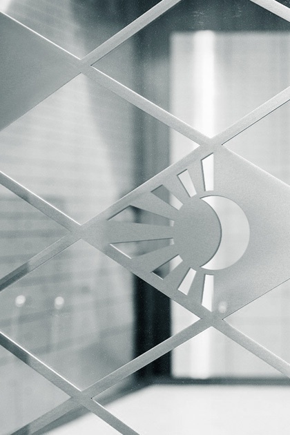 Nahaufnahme eines Sichtschutzgitters in der Niederlassung mit dem Degussa-Logo als Element