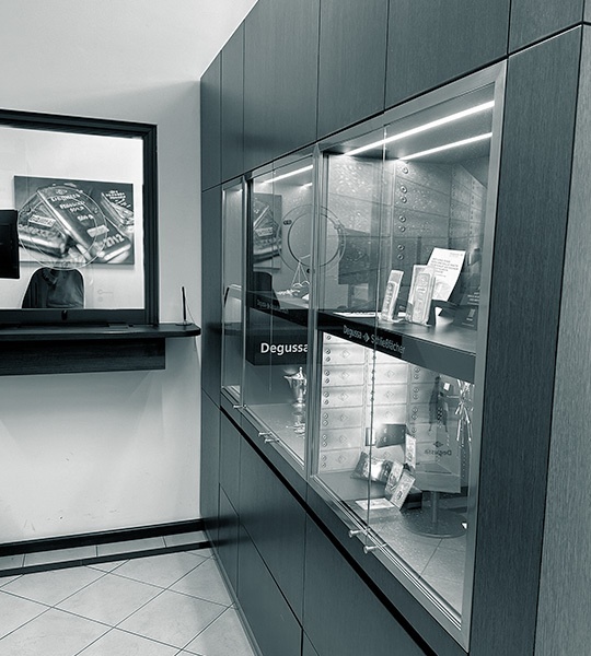 Flur zum Schalterbereich der Pforzheimer Niederlassung, umringt von edler Holzvertäfelung und einer beleuchteten Vitrine