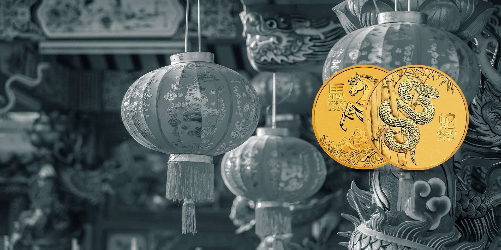 Goldmünzen der Lunar-Serie 2025 und 2026 mit Schlangen- und Pferdemotiv vor traditionellen chinesischen Laternen