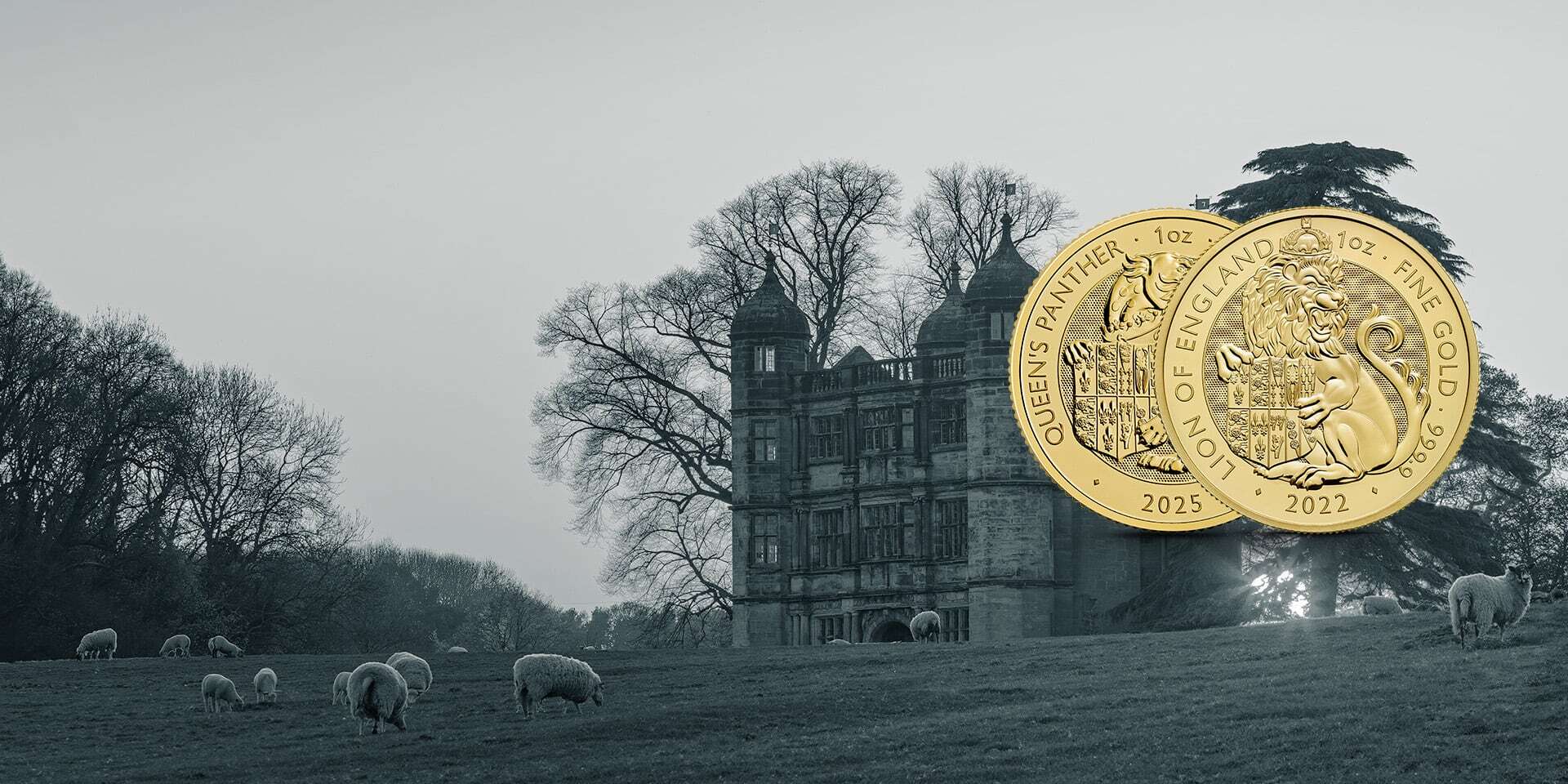 Goldmünzen der Serie „The Tudor Beasts“ mit Löwen- und Panthermotiv vor historischem englischem Herrenhaus