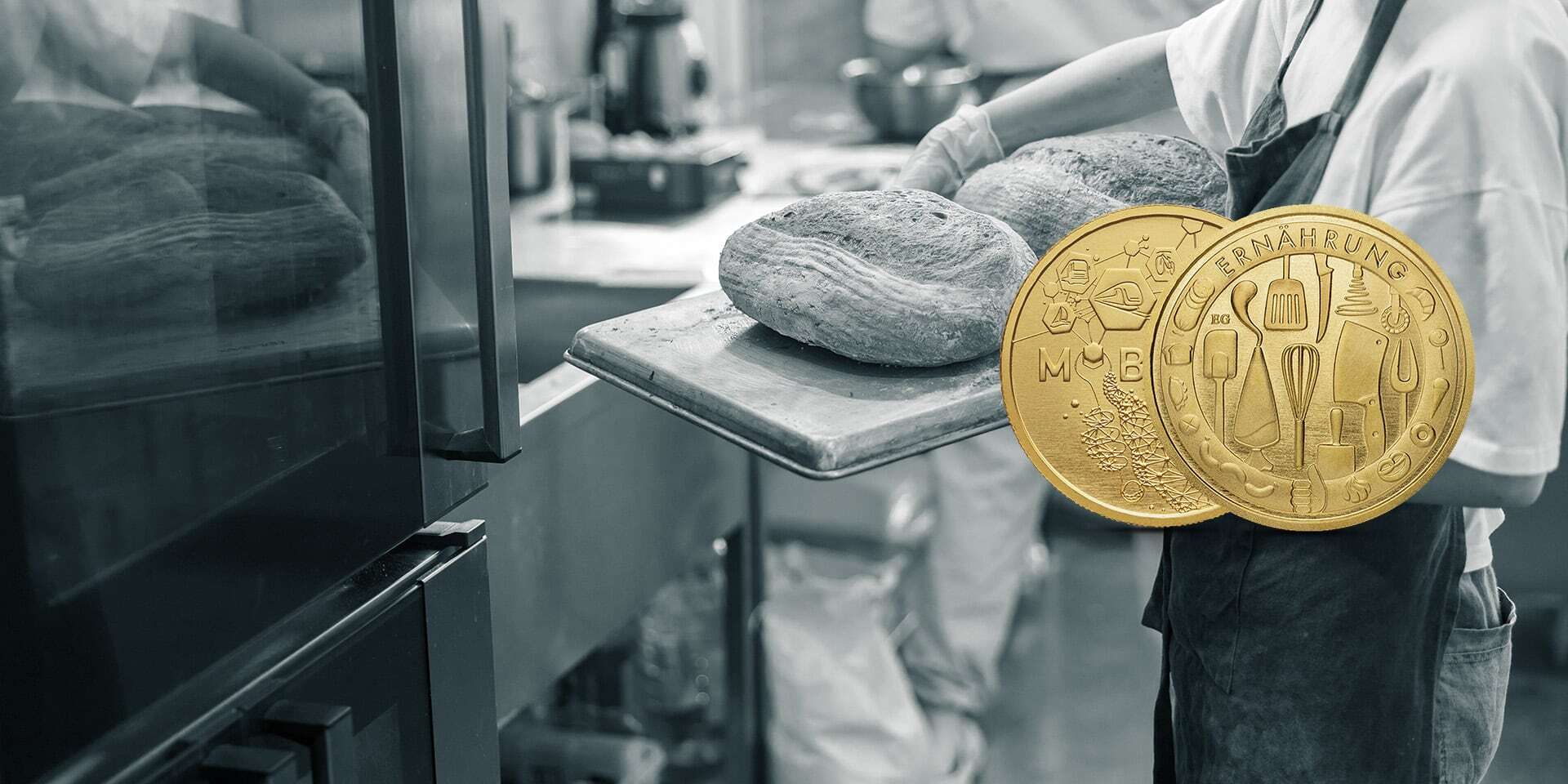 Goldmünze der Serie „Mobilität und Ernährung“ vor Bäckerei-Szene mit frischem Brot aus dem Ofen
