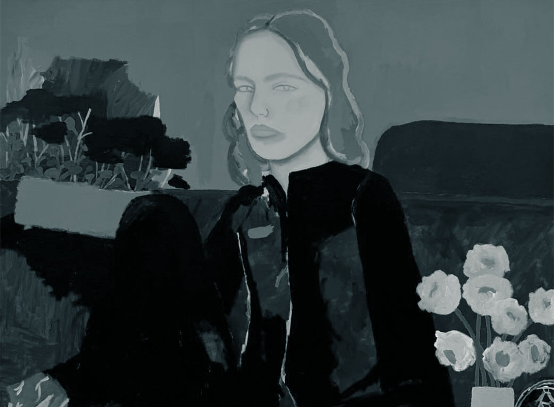 Gemälde einer jungen Frau in dunkler Kleidung, sitzend vor abstrakten Pflanzen- und Blumenformen in gedämpften Grautönen
