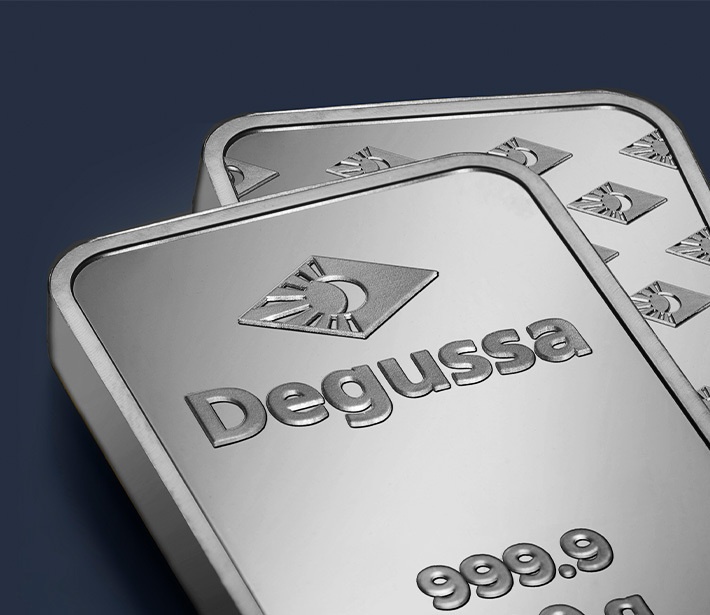 Zwei glänzende Platinbarren der Marke Degussa mit geprägtem Logo
