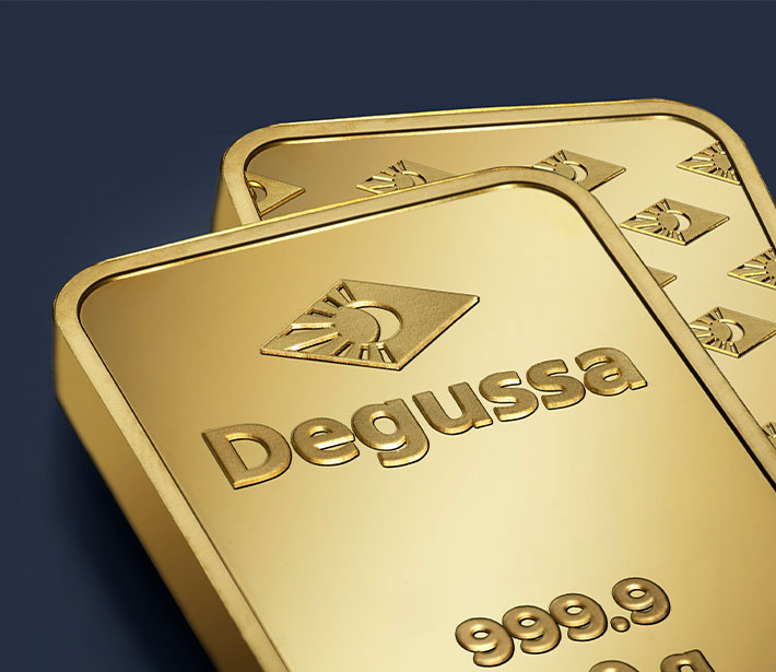 Zwei glänzende Goldbarren der Marke Degussa mit geprägtem Logo
