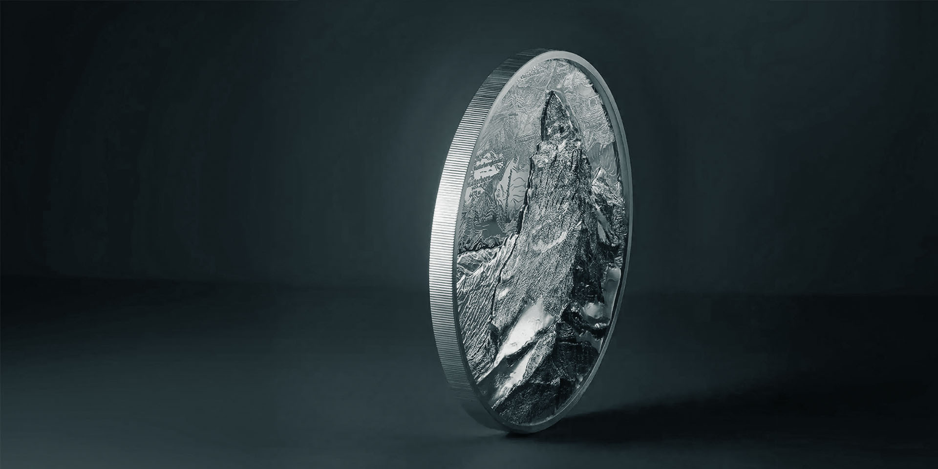 Detailaufnahme zweier deutscher Euro-Sammlermünzen mit Steinbock-Motiv