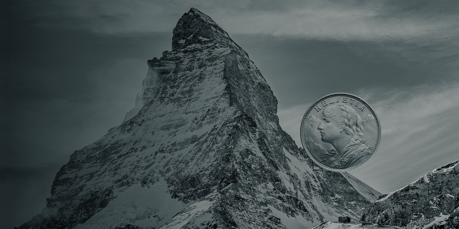 Eine Südafrikanische Krügerrand-Goldmünze mit Antilopenmotiv steht frei vor einem Foto einer Antilope in der Savanne