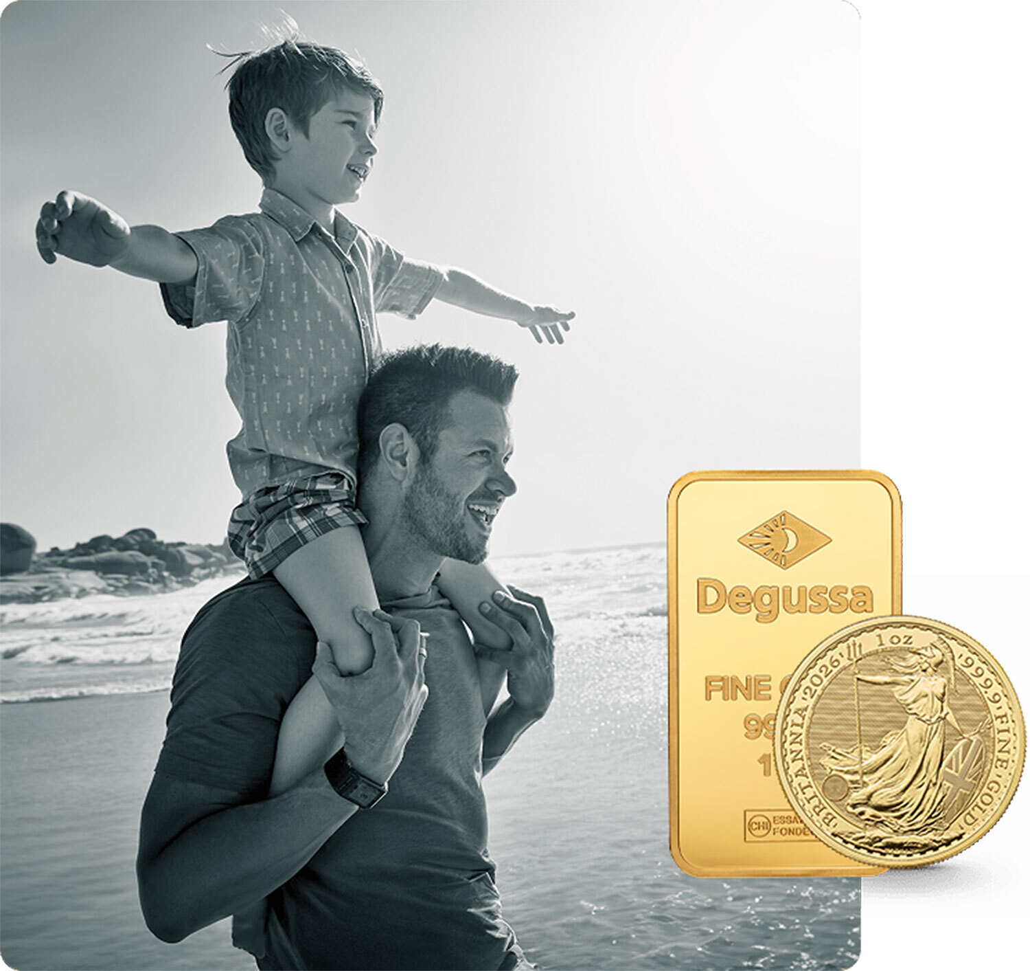 Padre llevando a su hijo sobre los hombros en la playa; junto a ellos, un lingote y una moneda de oro Degussa como símbolo de estabilidad de valor y seguridad para el futuro.