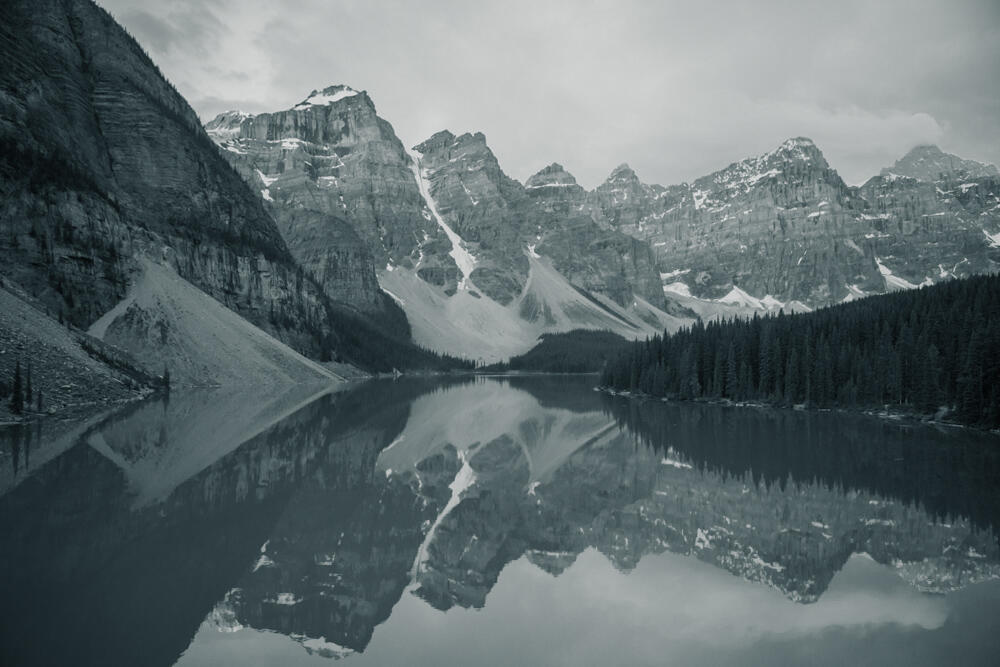 Eine typisch kanadische Landschaft mit Bergen, Seen und Wäldern