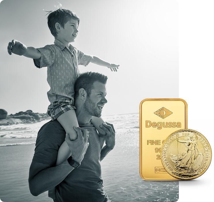 Vater trägt Sohn auf den Schultern am Strand – daneben Degussa Goldbarren und Goldmünze als Symbol für Wertbeständigkeit und Zukunftssicherung.