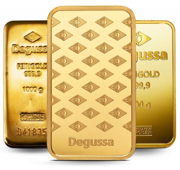 Drei glänzende Degussa Goldbarren aus 999,9 Feingold in verschiedenen Größen.“
